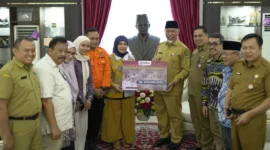 Gubernur Sumbar Mahyeldi Ansharullah menerima bantuan Rp500 juta dari Pemko Makassar di Istana Gubernur Sumbar, Selasa (30/12/2025). (Foto: ADPSB)