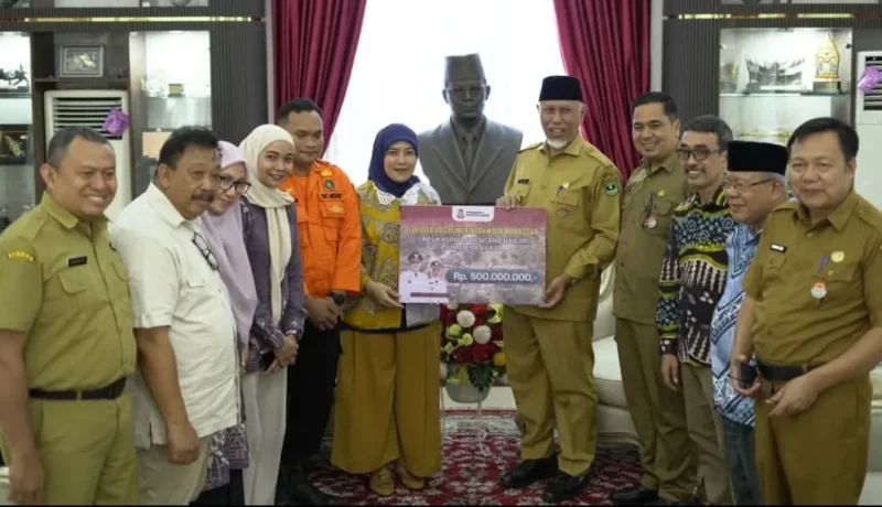 Gubernur Sumbar Mahyeldi Ansharullah menerima bantuan Rp500 juta dari Pemko Makassar di Istana Gubernur Sumbar, Selasa (30/12/2025). (Foto: ADPSB)