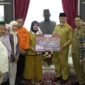 Gubernur Sumbar Mahyeldi Ansharullah menerima bantuan Rp500 juta dari Pemko Makassar di Istana Gubernur Sumbar, Selasa (30/12/2025). (Foto: ADPSB)