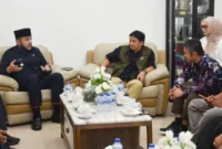 Wali Kota Padang, Fadly Amran saat menerima kunjungan Pengurus KONI Sumbar di kediaman resmi wali kota, Rabu (31/12/2025). (Foto: Prokopim Padang)