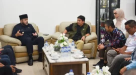 Wali Kota Padang, Fadly Amran saat menerima kunjungan Pengurus KONI Sumbar di kediaman resmi wali kota, Rabu (31/12/2025). (Foto: Prokopim Padang)