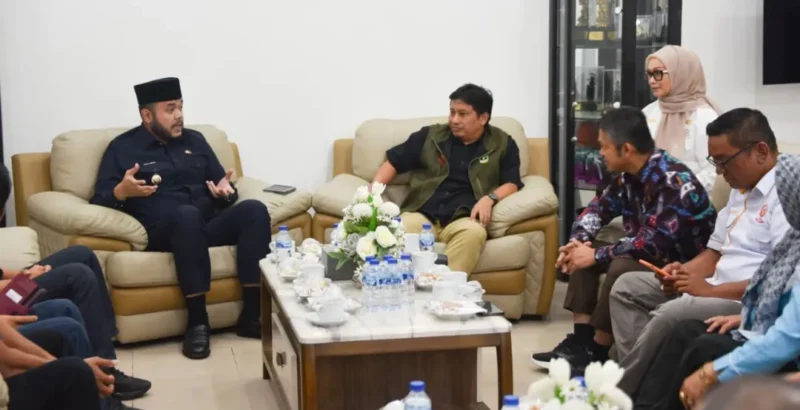 Wali Kota Padang, Fadly Amran saat menerima kunjungan Pengurus KONI Sumbar di kediaman resmi wali kota, Rabu (31/12/2025). (Foto: Prokopim Padang)