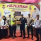 Sekdakab Pasbar Doddy San Ismail menyerahkan bingkisan kepada petugas di pos pengamanan Nataru pada Rabu (24/12/2025) malam. (Foto: Kominfo Pasbar)