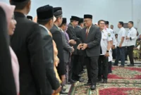 Sekdaprov Sumbar, Arry Yuswandi memberikan ucapan selamat kepada pejabat yang dilantik, Rabu (24/12/2025). (Foto: ADPSB)
