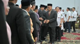 Sekdaprov Sumbar, Arry Yuswandi memberikan ucapan selamat kepada pejabat yang dilantik, Rabu (24/12/2025). (Foto: ADPSB)