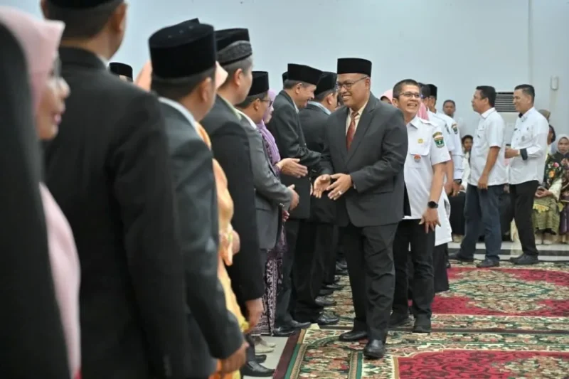 Sekdaprov Sumbar, Arry Yuswandi memberikan ucapan selamat kepada pejabat yang dilantik, Rabu (24/12/2025). (Foto: ADPSB)