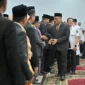 Sekdaprov Sumbar, Arry Yuswandi memberikan ucapan selamat kepada pejabat yang dilantik, Rabu (24/12/2025). (Foto: ADPSB)