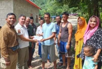 Sekjen DPP PKPS, Bakri Maulana (dua dari kiri), menyerahkan bantuan tunai awal dari DPP PKPS kepada perwakilan warga Kampung Padang Galundi untuk perbaikan jaringan perpipaan air bersih. (Foto: Dok. Humas PKPS)