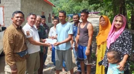 Sekjen DPP PKPS, Bakri Maulana (dua dari kiri), menyerahkan bantuan tunai awal dari DPP PKPS kepada perwakilan warga Kampung Padang Galundi untuk perbaikan jaringan perpipaan air bersih. (Foto: Dok. Humas PKPS)