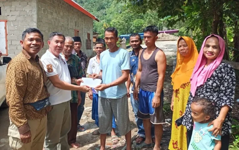 Sekjen DPP PKPS, Bakri Maulana (dua dari kiri), menyerahkan bantuan tunai awal dari DPP PKPS kepada perwakilan warga Kampung Padang Galundi untuk perbaikan jaringan perpipaan air bersih. (Foto: Dok. Humas PKPS)