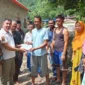 Sekjen DPP PKPS, Bakri Maulana (dua dari kiri), menyerahkan bantuan tunai awal dari DPP PKPS kepada perwakilan warga Kampung Padang Galundi untuk perbaikan jaringan perpipaan air bersih. (Foto: Dok. Humas PKPS)