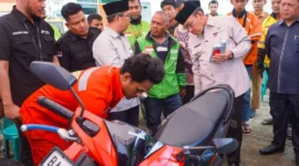 Baznas Padang bekerja sama dengan para mitra memberikan servis gratis kepada 300 pengemudi ojol di Padang. (Foto: Prokopim Padang)