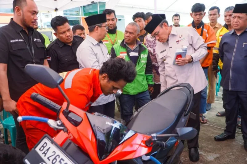 Baznas Padang bekerja sama dengan para mitra memberikan servis gratis kepada 300 pengemudi ojol di Padang. (Foto: Prokopim Padang)