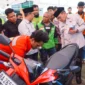 Baznas Padang bekerja sama dengan para mitra memberikan servis gratis kepada 300 pengemudi ojol di Padang. (Foto: Prokopim Padang)