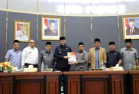 Wali Kota Padang, Fadly Amran, bersama Wakil Wali Kota Padang menghadiri Rapat Paripurna DPRD Kota Padang, Rabu (31/12/2025). (Foto: Prokopim Padang)

