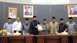Wali Kota Padang, Fadly Amran, bersama Wakil Wali Kota Padang menghadiri Rapat Paripurna DPRD Kota Padang, Rabu (31/12/2025). (Foto: Prokopim Padang)
