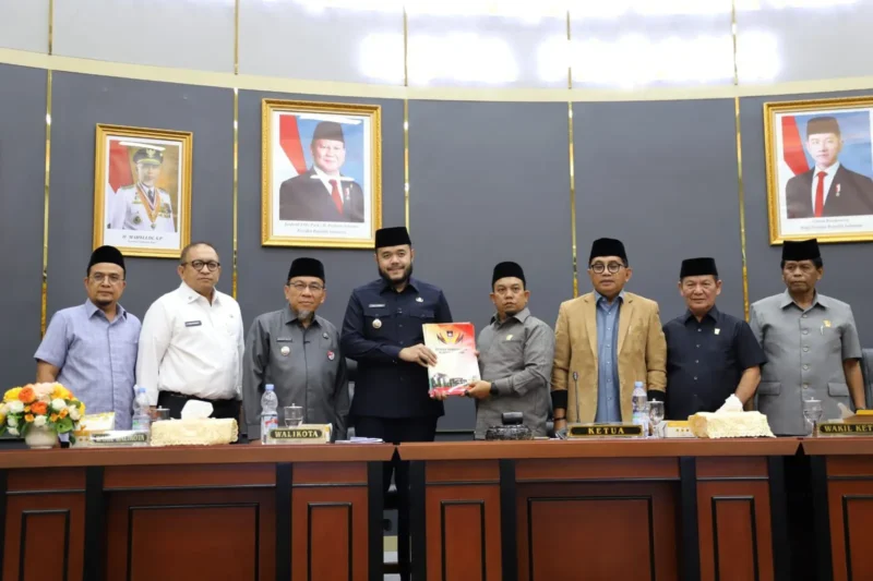 Wali Kota Padang, Fadly Amran, bersama Wakil Wali Kota Padang menghadiri Rapat Paripurna DPRD Kota Padang, Rabu (31/12/2025). (Foto: Prokopim Padang)

