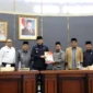 Wali Kota Padang, Fadly Amran, bersama Wakil Wali Kota Padang menghadiri Rapat Paripurna DPRD Kota Padang, Rabu (31/12/2025). (Foto: Prokopim Padang)
