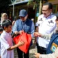 Staf Khusus Mendikdasmen Didik Suhardi didampingi Wali Kota Pariaman Yota Balad menyerahkan bingkisan kepada siswa di Kota Pariaman, Rabu (24/12/2025). (Foto: Kominfo Pariaman)