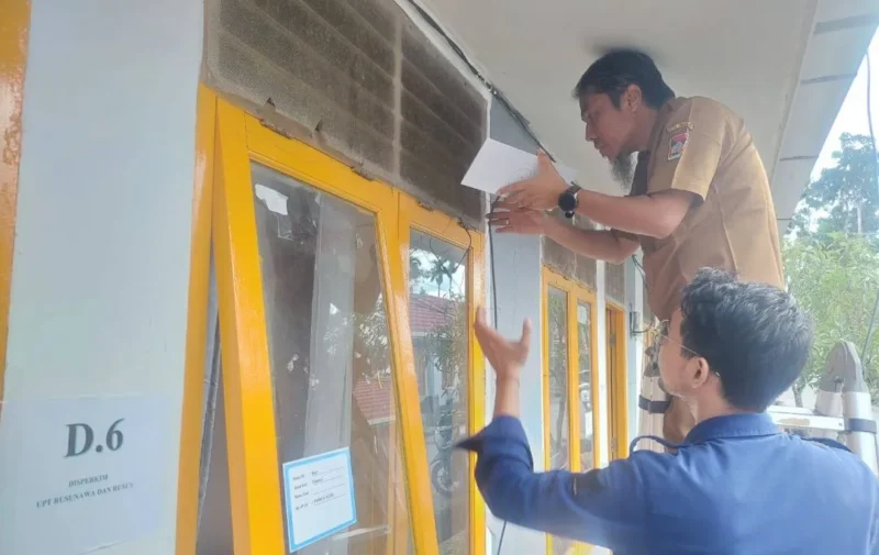 Pemko Padang memasang tiga Starlink di Huntara Rusus Nelayan. (Foto: Diskominfo Padang)