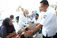 Wali Kota Pariaman Yota Balad meninjau sunatan massal gratis di Puskesmas Pariaman, Rabu (24/12/2025). (Foto: Kominfo Pariaman)