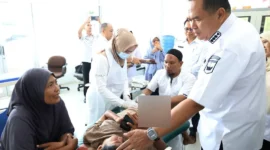 Wali Kota Pariaman Yota Balad meninjau sunatan massal gratis di Puskesmas Pariaman, Rabu (24/12/2025). (Foto: Kominfo Pariaman)