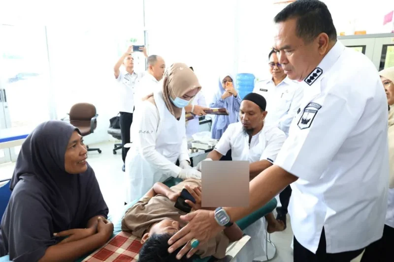 Wali Kota Pariaman Yota Balad meninjau sunatan massal gratis di Puskesmas Pariaman, Rabu (24/12/2025). (Foto: Kominfo Pariaman)