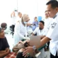 Wali Kota Pariaman Yota Balad meninjau sunatan massal gratis di Puskesmas Pariaman, Rabu (24/12/2025). (Foto: Kominfo Pariaman)