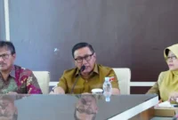 Wali Kota Bukittinggi Ramlan Nurmatias saat FGD Program Surau Gemilang di ruang rapat balai kota, Selasa (23/12/2025). (Foto: Pemko Bukittinggi)