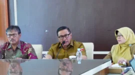 Wali Kota Bukittinggi Ramlan Nurmatias saat FGD Program Surau Gemilang di ruang rapat balai kota, Selasa (23/12/2025). (Foto: Pemko Bukittinggi)