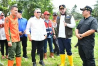 Wali Kota Padang Fadly Amran mendampingi Menteri Koordinator Bidang Pangan, Zulkifli Hasan saat meninjau lokasi rencana pembangunan TPST-RDF di kawasan TPA Air Dingin, Minggu (30/11/2025). (Foto: Prokopim Padang)