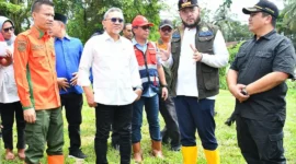 Wali Kota Padang Fadly Amran mendampingi Menteri Koordinator Bidang Pangan, Zulkifli Hasan saat meninjau lokasi rencana pembangunan TPST-RDF di kawasan TPA Air Dingin, Minggu (30/11/2025). (Foto: Prokopim Padang)