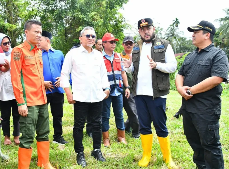 Wali Kota Padang Fadly Amran mendampingi Menteri Koordinator Bidang Pangan, Zulkifli Hasan saat meninjau lokasi rencana pembangunan TPST-RDF di kawasan TPA Air Dingin, Minggu (30/11/2025). (Foto: Prokopim Padang)