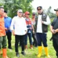 Wali Kota Padang Fadly Amran mendampingi Menteri Koordinator Bidang Pangan, Zulkifli Hasan saat meninjau lokasi rencana pembangunan TPST-RDF di kawasan TPA Air Dingin, Minggu (30/11/2025). (Foto: Prokopim Padang)