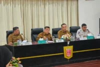 Bupati Agam Benni Warlis saat Rapat Koordinasi Evaluasi Tanggap Darurat Bencana di Aula Utama Kantor Bupati Agam, Senin (22/12/2025). (Foto: Pemkab Agam)