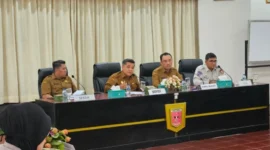 Bupati Agam Benni Warlis saat Rapat Koordinasi Evaluasi Tanggap Darurat Bencana di Aula Utama Kantor Bupati Agam, Senin (22/12/2025). (Foto: Pemkab Agam)