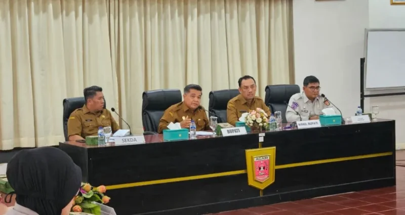 Bupati Agam Benni Warlis saat Rapat Koordinasi Evaluasi Tanggap Darurat Bencana di Aula Utama Kantor Bupati Agam, Senin (22/12/2025). (Foto: Pemkab Agam)