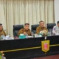 Bupati Agam Benni Warlis saat Rapat Koordinasi Evaluasi Tanggap Darurat Bencana di Aula Utama Kantor Bupati Agam, Senin (22/12/2025). (Foto: Pemkab Agam)