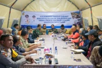 Bupati Eka Putra memimpin rapat evaluasi di posko bantuan utama Batu Taba, Kecamatan Batipuh Selatan, Senin (8/12/2025) malam. (Foto: Prokopim Tanah Datar)