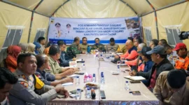 Bupati Eka Putra memimpin rapat evaluasi di posko bantuan utama Batu Taba, Kecamatan Batipuh Selatan, Senin (8/12/2025) malam. (Foto: Prokopim Tanah Datar)