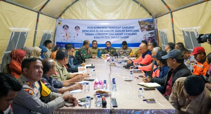 Bupati Eka Putra memimpin rapat evaluasi di posko bantuan utama Batu Taba, Kecamatan Batipuh Selatan, Senin (8/12/2025) malam. (Foto: Prokopim Tanah Datar)