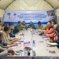 Bupati Eka Putra memimpin rapat evaluasi di posko bantuan utama Batu Taba, Kecamatan Batipuh Selatan, Senin (8/12/2025) malam. (Foto: Prokopim Tanah Datar)