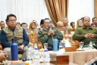 Bupati Tanah Datar Eka Putra mempimpin rapat koordinasi membahas status bencana di Kabupaten Tanah Datar di Indojolito, Batusangkar, Senin (22/12/2025) malam. (Foto: Prokopim Tanah Datar)