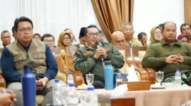 Bupati Tanah Datar Eka Putra mempimpin rapat koordinasi membahas status bencana di Kabupaten Tanah Datar di Indojolito, Batusangkar, Senin (22/12/2025) malam. (Foto: Prokopim Tanah Datar)