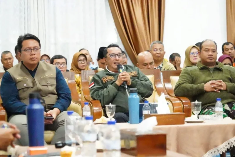Bupati Tanah Datar Eka Putra mempimpin rapat koordinasi membahas status bencana di Kabupaten Tanah Datar di Indojolito, Batusangkar, Senin (22/12/2025) malam. (Foto: Prokopim Tanah Datar)