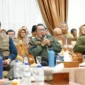 Bupati Tanah Datar Eka Putra mempimpin rapat koordinasi membahas status bencana di Kabupaten Tanah Datar di Indojolito, Batusangkar, Senin (22/12/2025) malam. (Foto: Prokopim Tanah Datar)