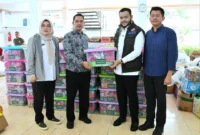 Wali Kota Padang, Fadly Amran menerima bantuan 300 paket sembako dari Tanoto Foundation di Posko Tanggap Darurat Bencana Kota Padang, Rabu (10/12/2025). (Foto: Prokopim Padang)
