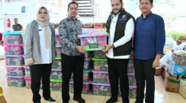Wali Kota Padang, Fadly Amran menerima bantuan 300 paket sembako dari Tanoto Foundation di Posko Tanggap Darurat Bencana Kota Padang, Rabu (10/12/2025). (Foto: Prokopim Padang)