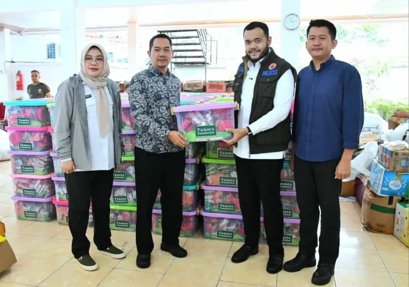 Wali Kota Padang, Fadly Amran menerima bantuan 300 paket sembako dari Tanoto Foundation di Posko Tanggap Darurat Bencana Kota Padang, Rabu (10/12/2025). (Foto: Prokopim Padang)