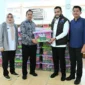 Wali Kota Padang, Fadly Amran menerima bantuan 300 paket sembako dari Tanoto Foundation di Posko Tanggap Darurat Bencana Kota Padang, Rabu (10/12/2025). (Foto: Prokopim Padang)